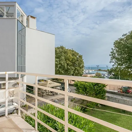 Seaside Luxury With A Swimming Pool - 23559